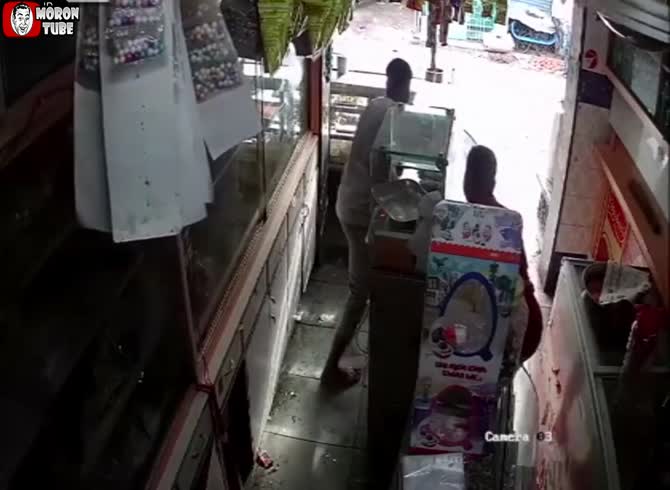 Video: In his Indian shop, a merchant gets electrocuted and killed
